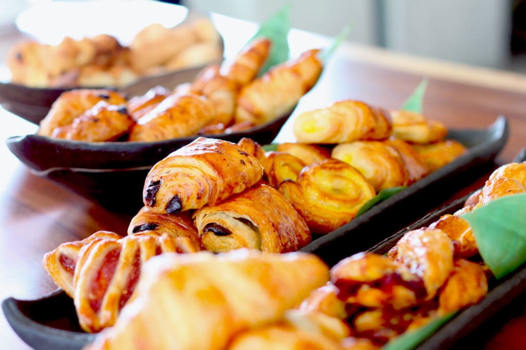 breakfast-buffet-danish-rolls